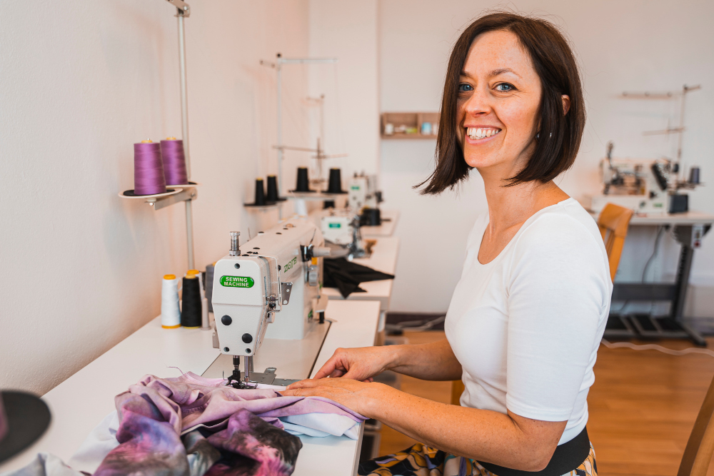 Švadlenky při práci – každý kousek je jedinečný a šitý s ruční péčí